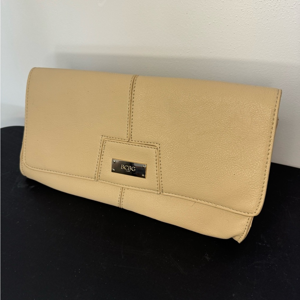 BCBGMAXAZRIA Paris Chic Clutch in Camel